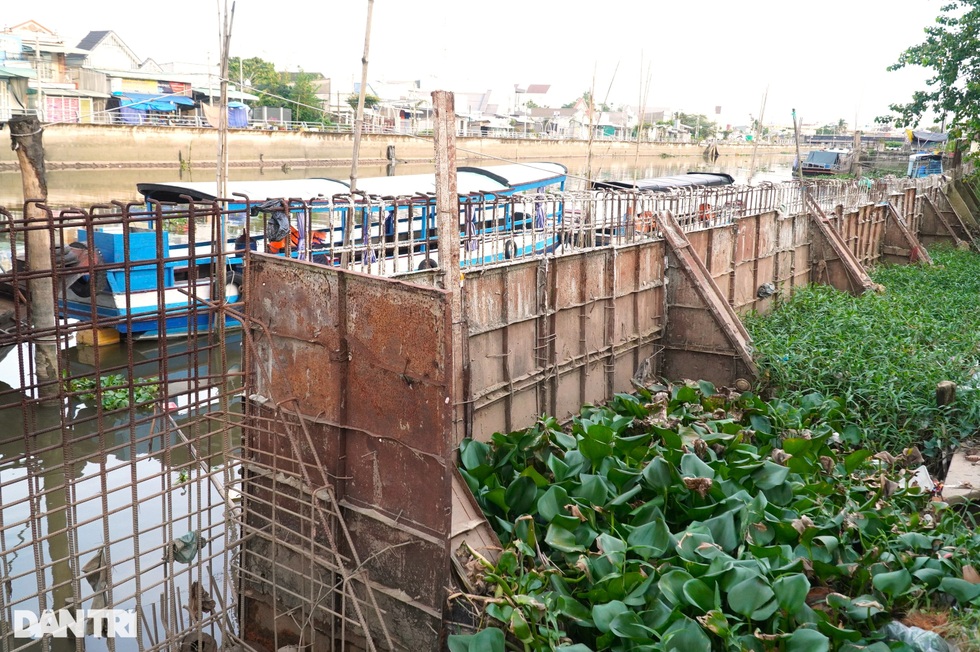 Dân đắp đê trước nhà vì dự án kè trăm tỷ dở dang, trơ sắt thép - 7 Dân đắp đê trước nhà vì dự án kè trăm tỷ dở dang, trơ sắt thép - 7