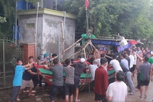 Cả làng ra biển "giải cứu" thuyền bị sóng đánh chìm