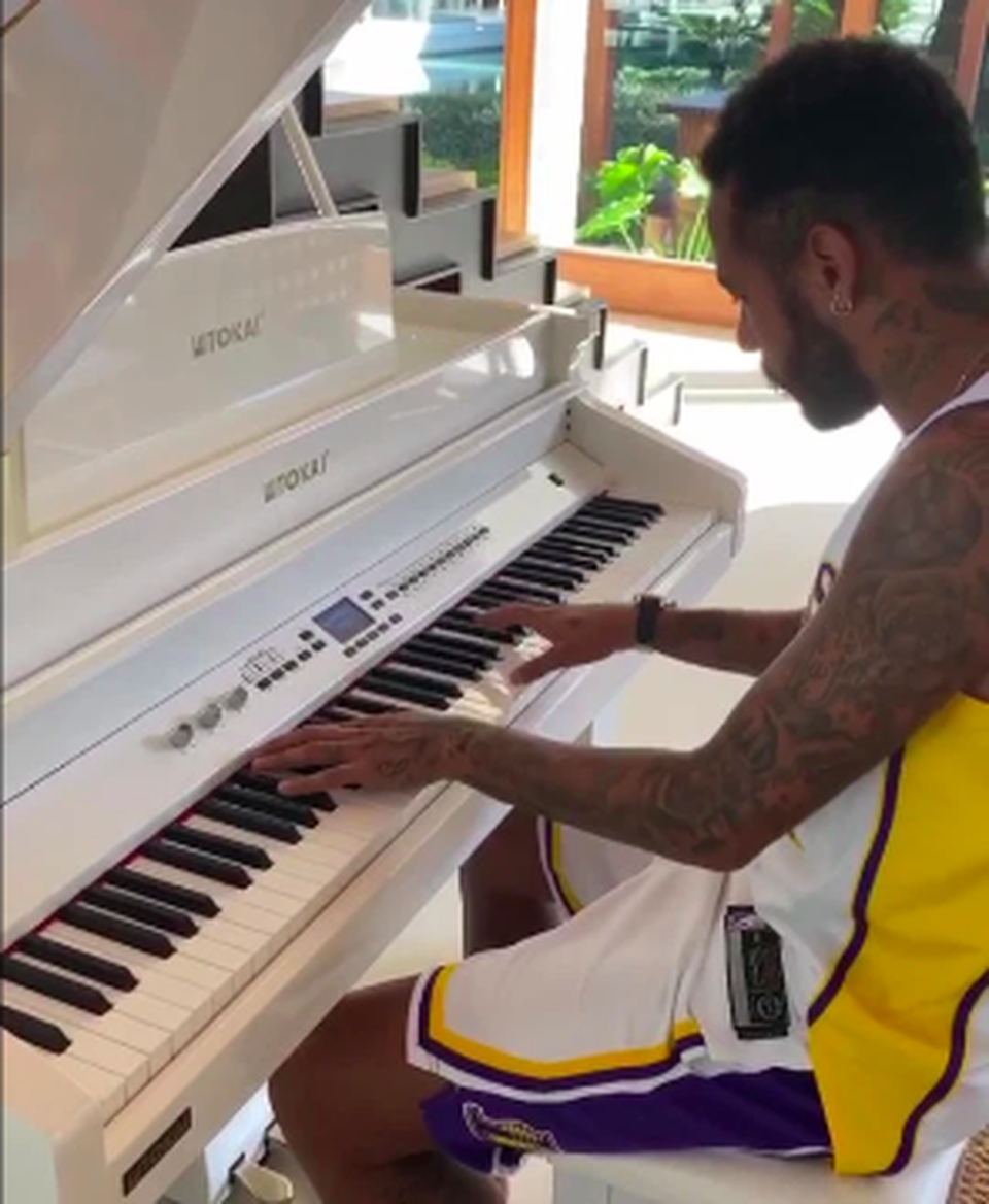 Neymar trổ tài đánh đàn, thư giãn giữa dinh cơ đồ sộ của mình - 1 Neymar trổ tài đánh đàn, thư giãn giữa dinh cơ đồ sộ của mình - 1