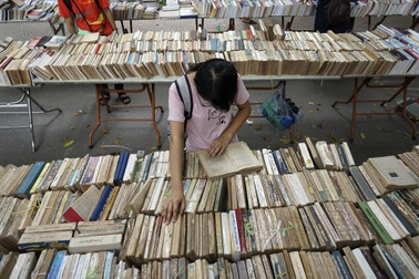 Sách giảm giá thu hút độc giả tới Hội chợ sách quốc tế Việt Nam