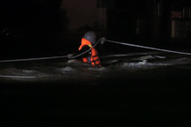 Ngày đêm ngược dòng lũ dữ hỗ trợ người dân