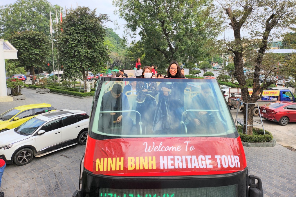 Ngồi xe buýt 2 tầng tham quan cảnh đẹp di sản Tràng An - 9 Ngồi xe buýt 2 tầng tham quan cảnh đẹp di sản Tràng An - 9