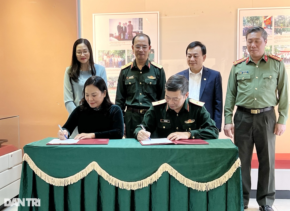Khai mạc triển lãm ảnh Bác Hồ với Đá Chông - K9 - 9 Khai mạc triển lãm ảnh Bác Hồ với Đá Chông - K9 - 9
