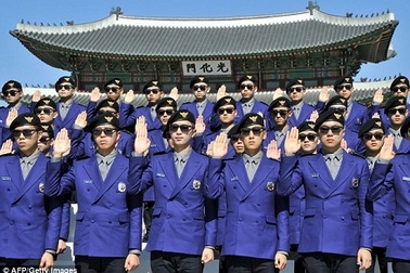 Cảnh sát du lịch Hàn Quốc quyến rũ và biết nhảy "Gangnam Style"