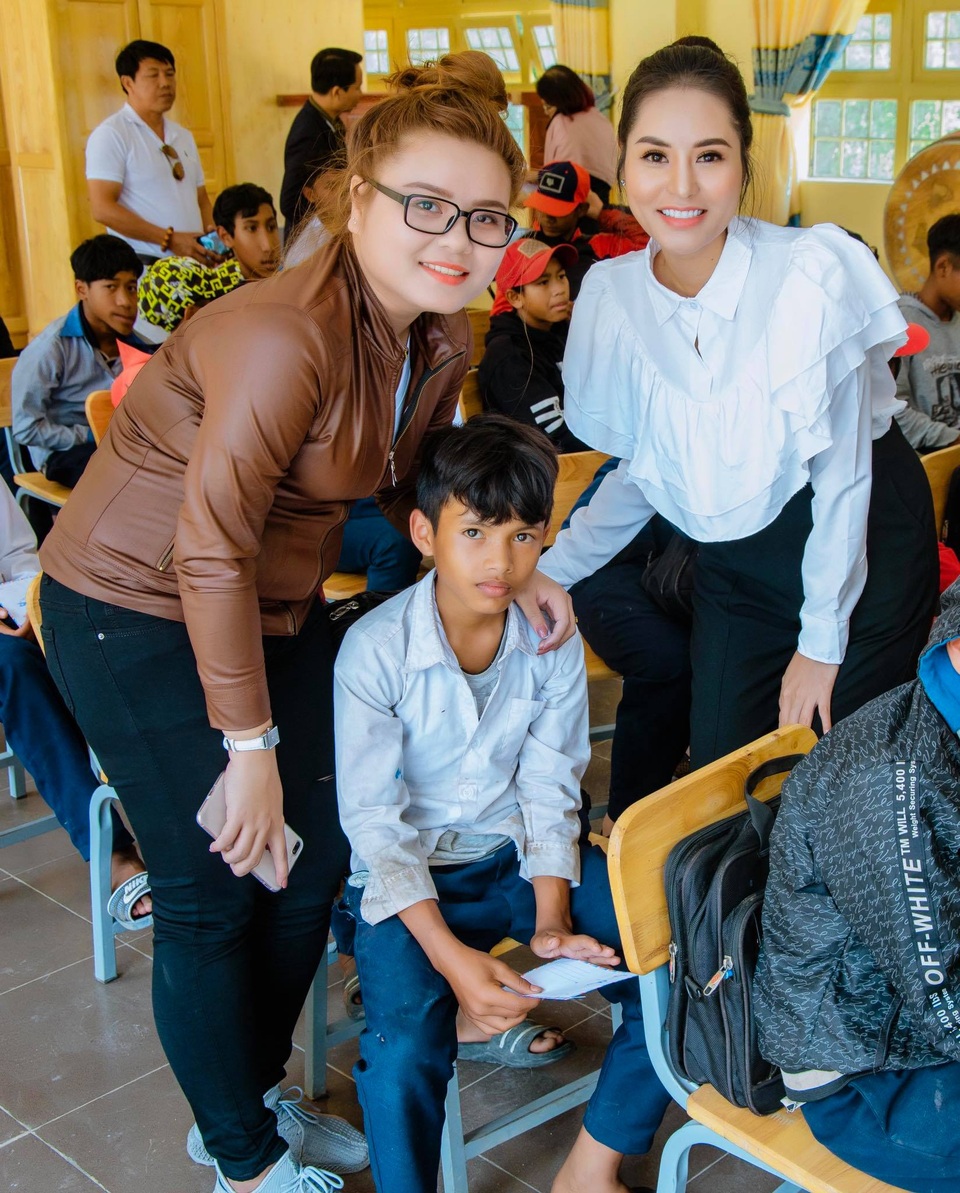 Di Khả Hân tặng quà cho các học sinh dân tộc - 1 Di Khả Hân tặng quà cho các học sinh dân tộc - 1
