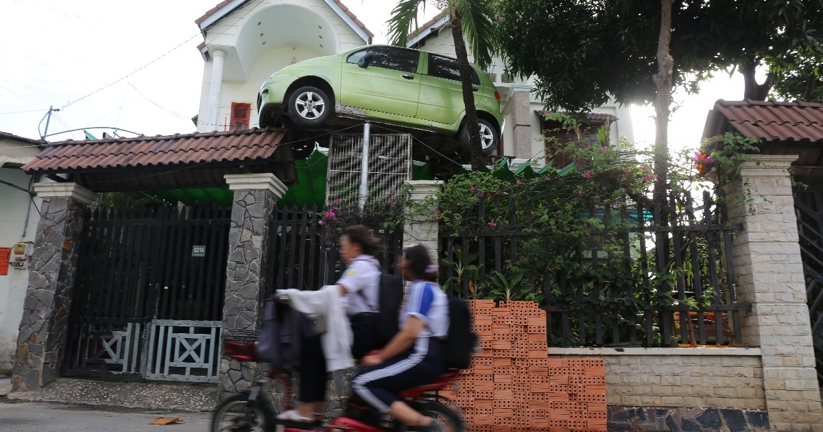 Chính quyền vận động chủ nhà ở Đồng Nai đưa ô tô trên cổng xuống - 1