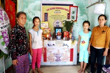 Thương 2 bé gái mồ côi bơ vơ trong căn nhà bên cồn cát trắng