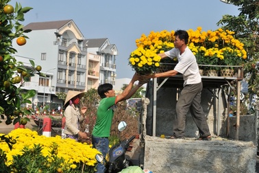 Mua nhanh, bán gấp ngày cuối năm