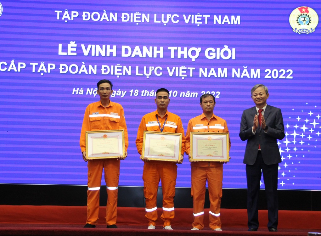 12 công nhân EVNCPC được vinh danh thợ giỏi cấp EVN năm 2022 - 2 12 công nhân EVNCPC được vinh danh thợ giỏi cấp EVN năm 2022 - 2