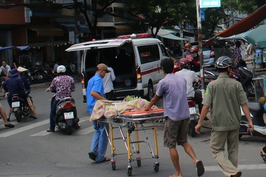 Người đàn ông bán vé số gục chết bên đường
