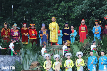 Du khách chen chân về Lễ hội Lam Kinh, chiêm ngưỡng chính điện dát vàng