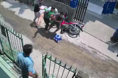 Người dân vật lộn, khống chế kẻ trộm xe máy trong hẻm ở TPHCM