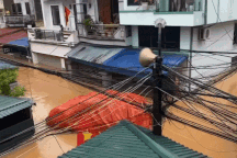 Dùng bạt nhưng không cố định, chủ xe tá hỏa tìm ô tô trôi theo dòng nước lũ