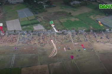 Hàng nghìn người dân đổ về ngoại ô TPHCM thả diều, hóng mát