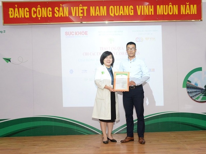 BS.CKII Lê Thị Minh Hồng, Phó Giám đốc Bệnh viện Nhi Đồng 2 trao thư cám ơn Trưởng Văn phòng đại diện Tạp chí Sức khỏe Cộng đồng tại TP.HCM.