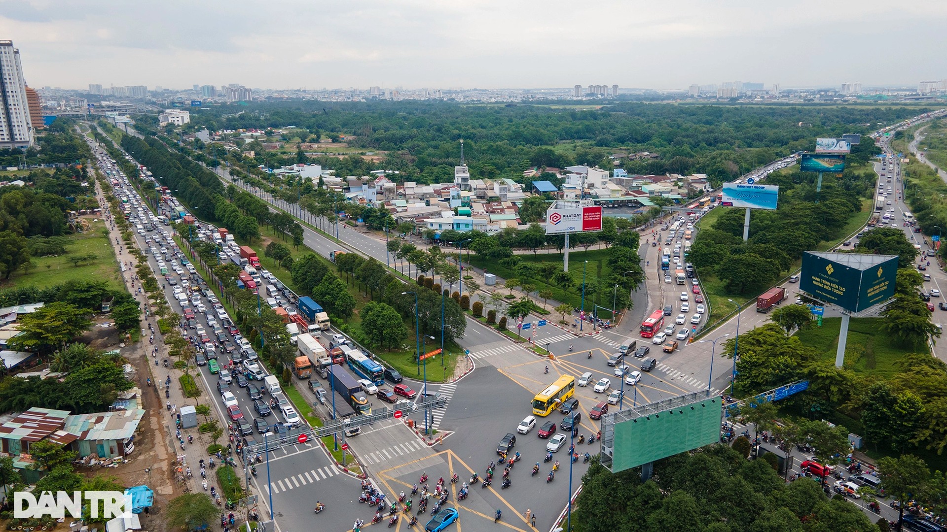 Ùn tắc bủa vây ở TPHCM, dòng xe nối dài tìm lối thoát - 7 Ùn tắc bủa vây ở TPHCM, dòng xe nối dài tìm lối thoát - 7