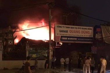 Hà Nội: Gara ô tô rộng hàng trăm mét vuông bốc cháy dữ dội