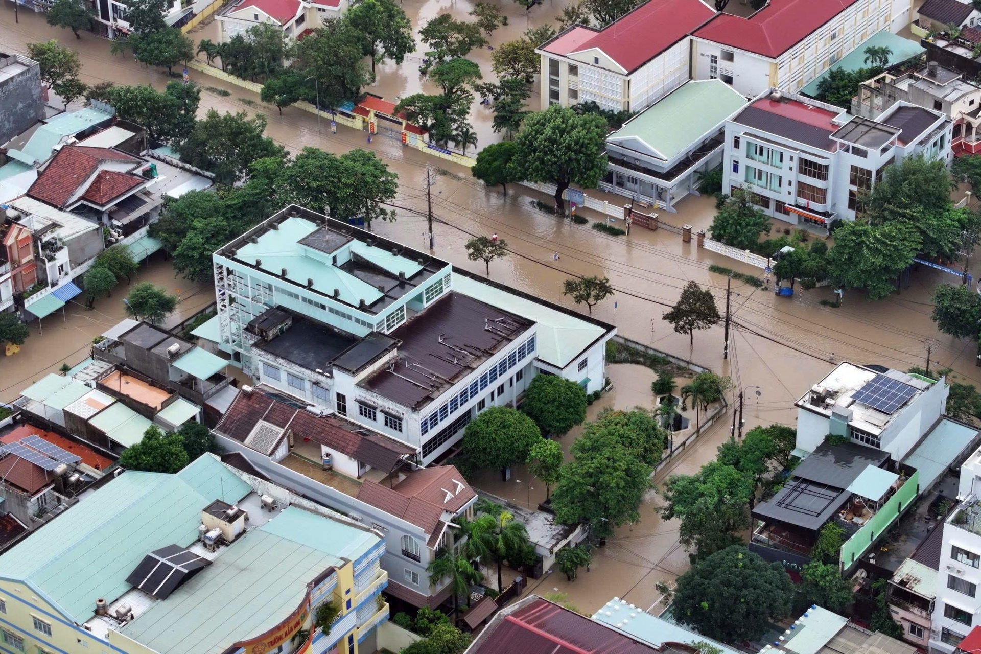 Lũ dâng ngang mái nhà, Phó Thủ tướng trực tiếp chỉ đạo cứu dân - 7 Lũ dâng ngang mái nhà, Phó Thủ tướng trực tiếp chỉ đạo cứu dân - 7