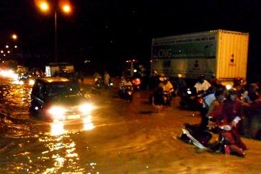 Mưa lớn, đường biến thành sông