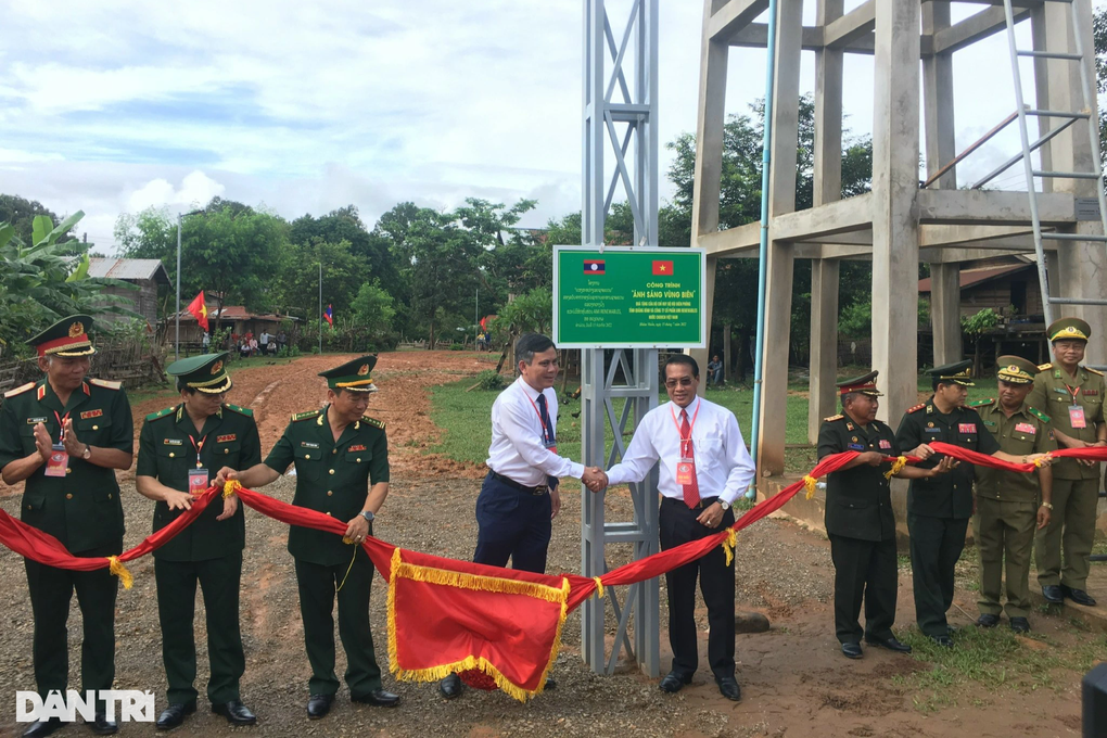 Mở gian hàng Việt giá 0 đồng, tặng công trình ánh sáng trên đất Lào - 2