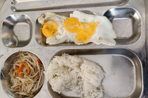 Trường học lên tiếng về suất ăn 33.000 đồng chỉ có rau và 2 quả trứng ốp la