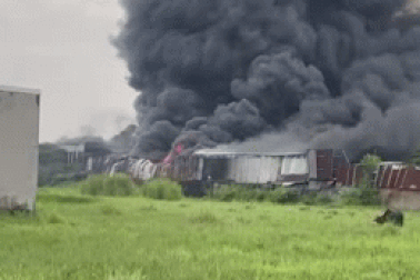 Khói lửa bao trùm xưởng nhựa ở vùng ven TPHCM