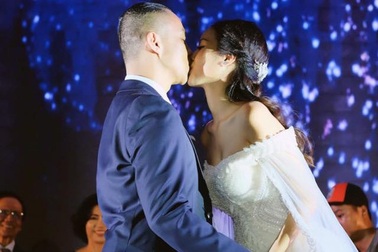 Khánh Thi “tươi như hoa” khi đến dự đám cưới “tình cũ” Chí Anh