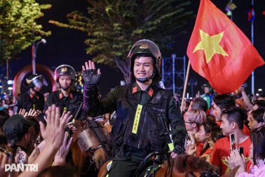 34 kỵ binh diễu hành, giao lưu với người dân trên phố đi bộ Nguyễn Huệ