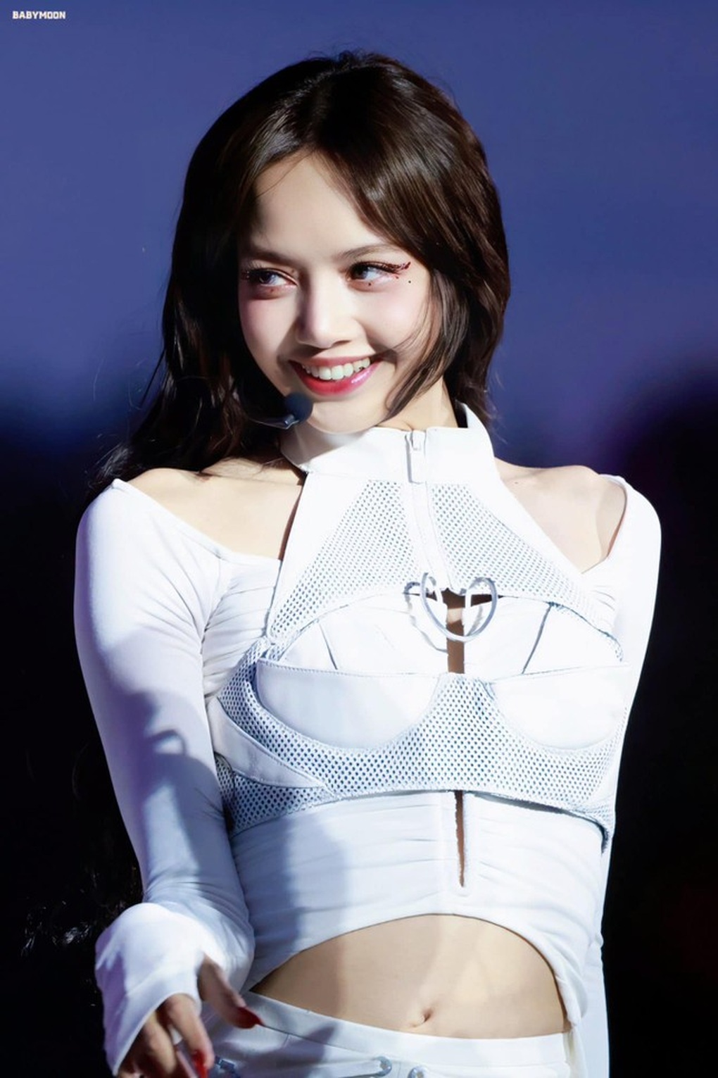 Cơn mưa tin tốt lành đến với Lisa trước khi sang Việt Nam lưu diễn - 2 Cơn mưa tin tốt lành đến với Lisa trước khi sang Việt Nam lưu diễn - 2