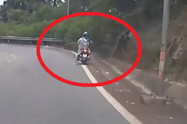 Mất phanh khi đổ đèo Tam Đảo, thanh niên đi xe máy dùng chân để giảm tốc độ