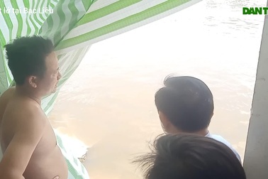 Người dân kể lại vụ sạt lở làm sụp nhà xuống sông