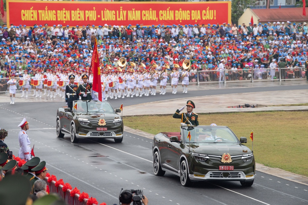 Loạt xe mui trần nổi bật trong các sự kiện quốc gia trên toàn thế giới - 1 Loạt xe mui trần nổi bật trong các sự kiện quốc gia trên toàn thế giới - 1