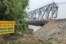 Hà Nội: Sạt lở bờ sông gây nứt mố cầu Đuống