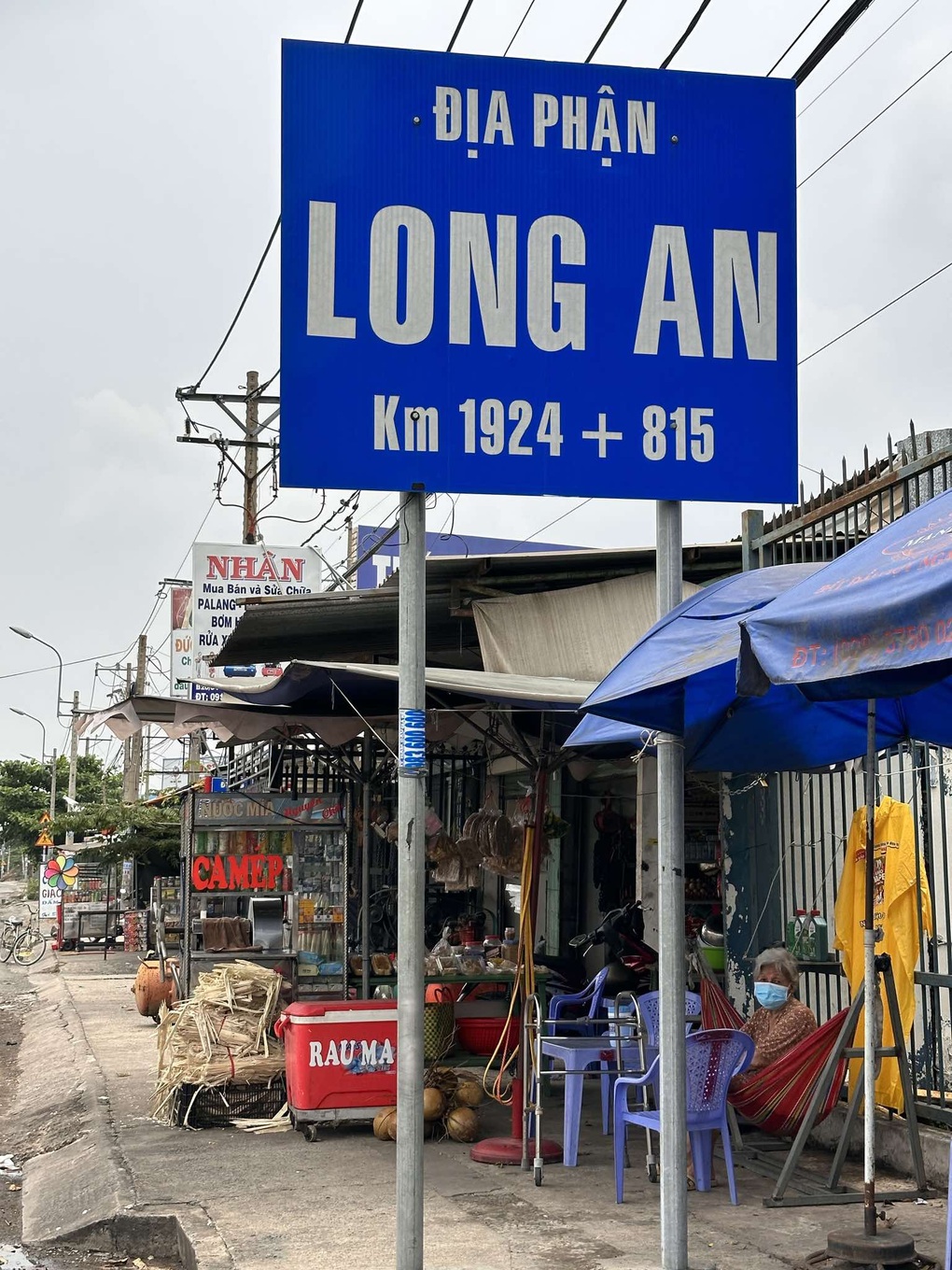 Người đàn ông rong ruổi các tỉnh miền Tây chụp biển địa giới trước sáp nhập - 1 Người đàn ông rong ruổi các tỉnh miền Tây chụp biển địa giới trước sáp nhập - 1