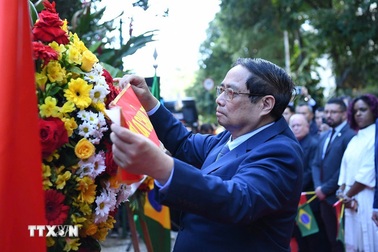 Thủ tướng dâng hoa tại Biển kỷ niệm Chủ tịch Hồ Chí Minh ở Rio de Janeiro