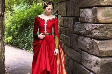 Cô gái tự khâu váy áo cổ điển khiến dân mạng thích thú