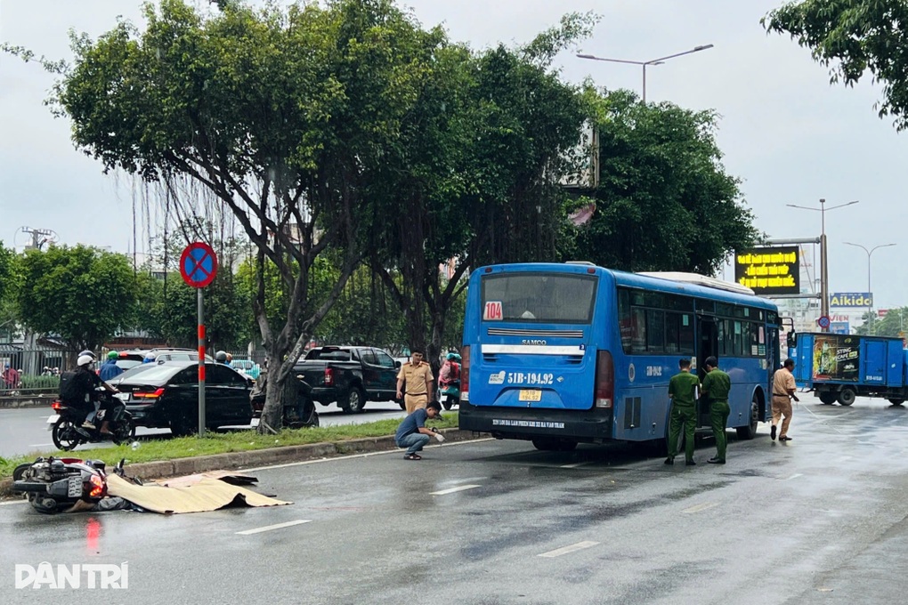 Xe buýt cán người đi xe máy tử vong trước cổng trường đại học ở TPHCM - 1 Xe buýt cán người đi xe máy tử vong trước cổng trường đại học ở TPHCM - 1