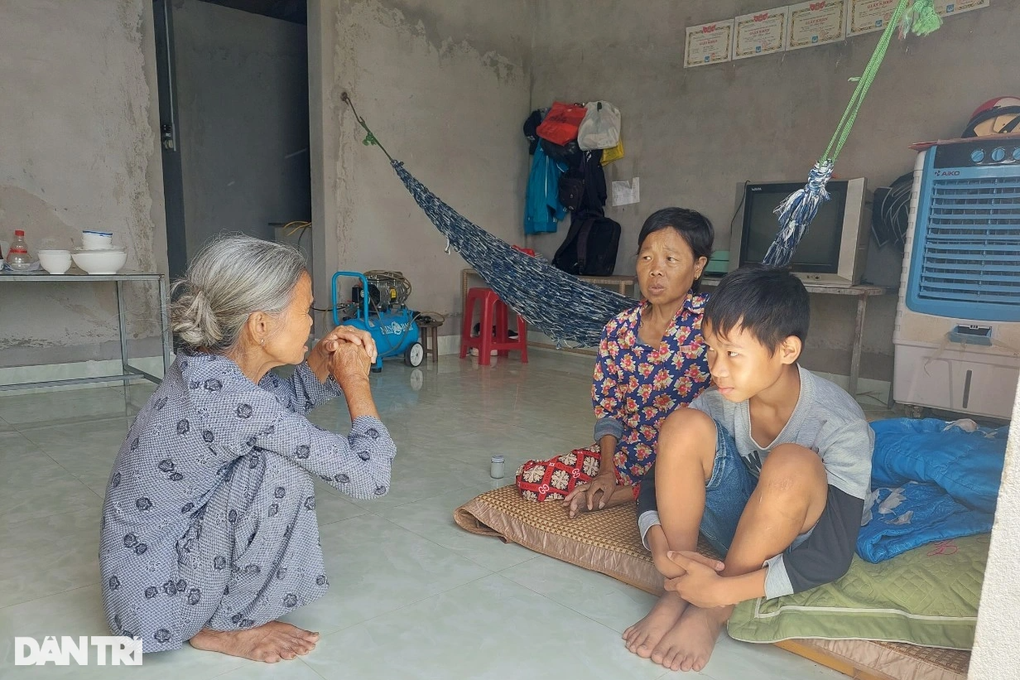 Mẹ nghèo bị tai nạn, con trai bán vé số mơ thành bác sĩ - 1 Mẹ nghèo bị tai nạn, con trai bán vé số mơ thành bác sĩ - 1