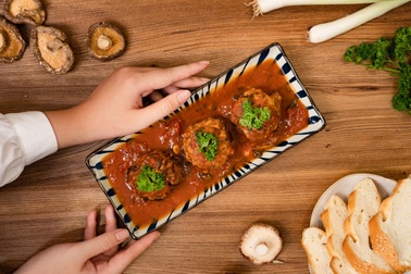 Thịt viên nấm hương sốt kiểu Ý, thêm chút "Tây" cho bữa cơm Việt