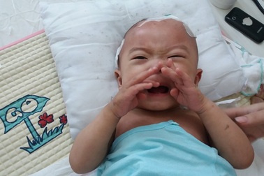 Xót xa nhìn bé trai 9 tháng tuổi bị ung thư máu khóc không thành tiếng