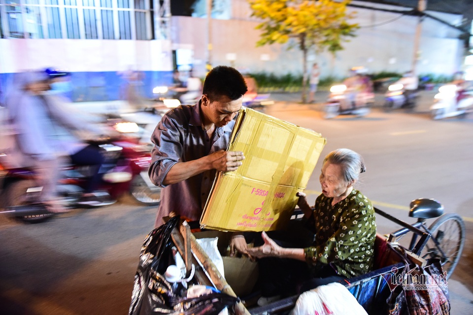 Chàng trai nghèo chở mẹ đi nhặt phế liệu khắp Sài Gòn - 14 Chàng trai nghèo chở mẹ đi nhặt phế liệu khắp Sài Gòn - 14