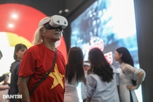 Cụ ông 90 tuổi xếp hàng trải nghiệm lịch sử bằng công nghệ thực tế ảo