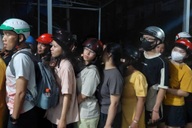 Người dân xếp hàng dài chờ 2 tiếng mua đá lạnh sau bão Kalmaegi