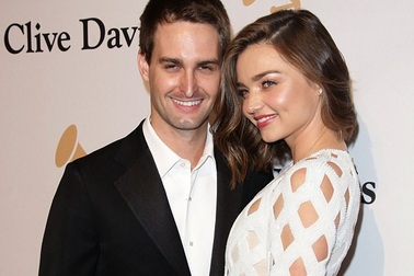 Miranda Kerr đã mang thai với “ông xã” tỉ phú kém 7 tuổi