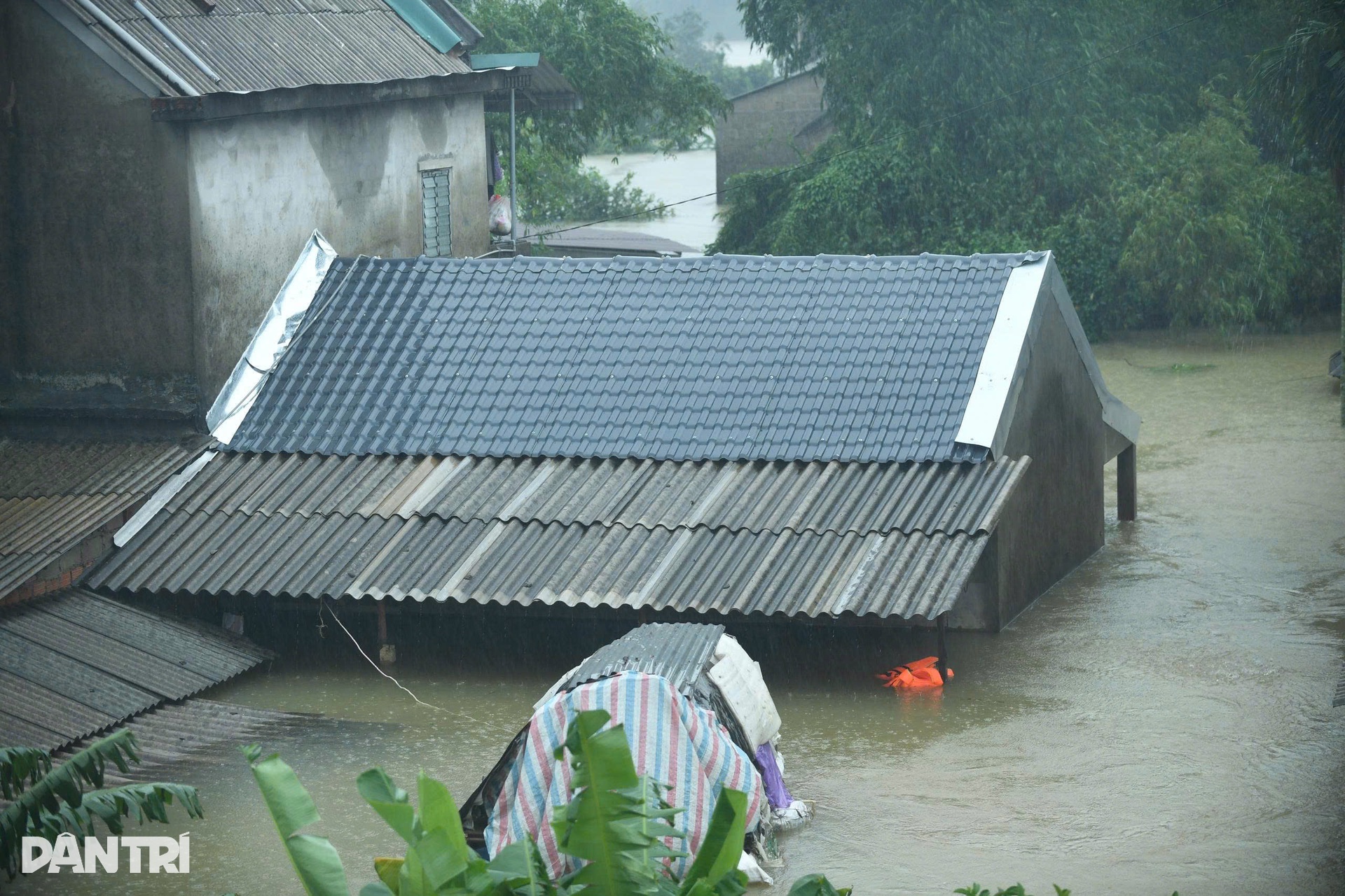 Lũ cuốn trôi cầu, nhấn chìm hàng trăm ngôi nhà ở miền Trung - 2
