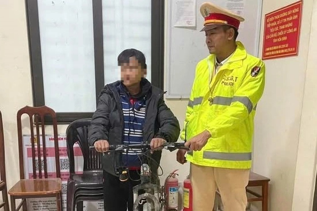 Thanh niên 16 tuổi đi lạc 200km được CSGT đưa về nhà - 1 Thanh niên 16 tuổi đi lạc 200km được CSGT đưa về nhà - 1