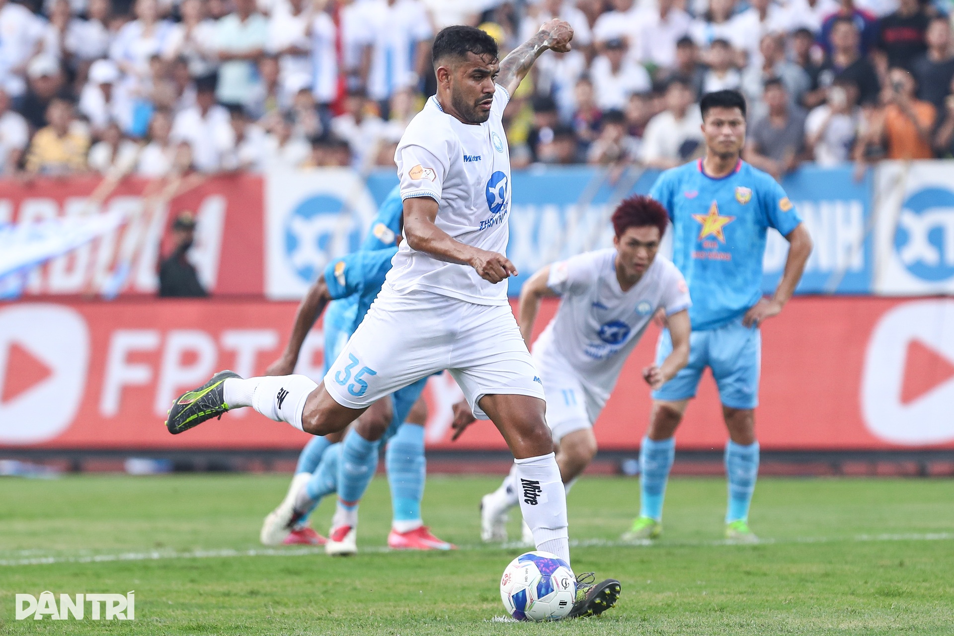 Cảm xúc vỡ oà của Xuân Son và cầu thủ Nam Định sau chức vô địch V-League - 3 Cảm xúc vỡ oà của Xuân Son và cầu thủ Nam Định sau chức vô địch V-League - 3