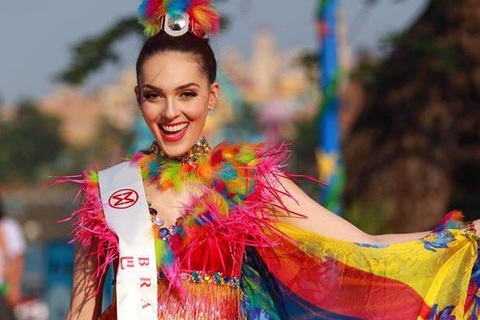 Người đẹp Hoa hậu Thế giới 2017 rực rỡ trong lễ hội đường phố
