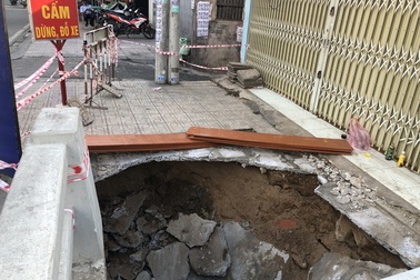 Ngỡ ngàng, xe máy dựng trên vỉa hè bỗng bị hố "tử thần" nuốt chửng