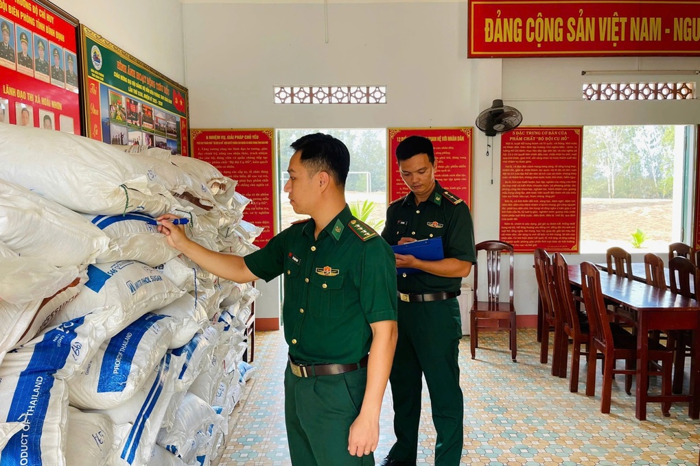 Tạm giữ gần 4 tấn đường không rõ nguồn gốc - 1 Tạm giữ gần 4 tấn đường không rõ nguồn gốc - 1